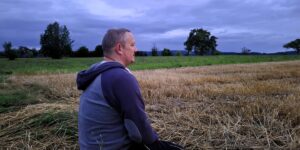 Andreas in stiller Präsenz – Ausdruck von spiritueller Bewusstseinsarbeit, innerer Klarheit und tiefer Verbundenheit mit dem Einen.