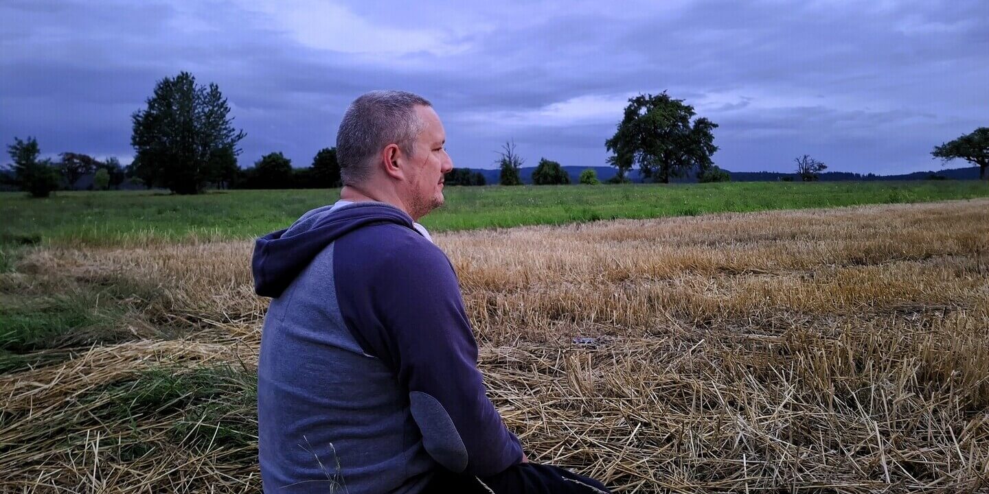 Andreas in stiller Präsenz – Ausdruck von spiritueller Bewusstseinsarbeit, innerer Klarheit und tiefer Verbundenheit mit dem Einen.