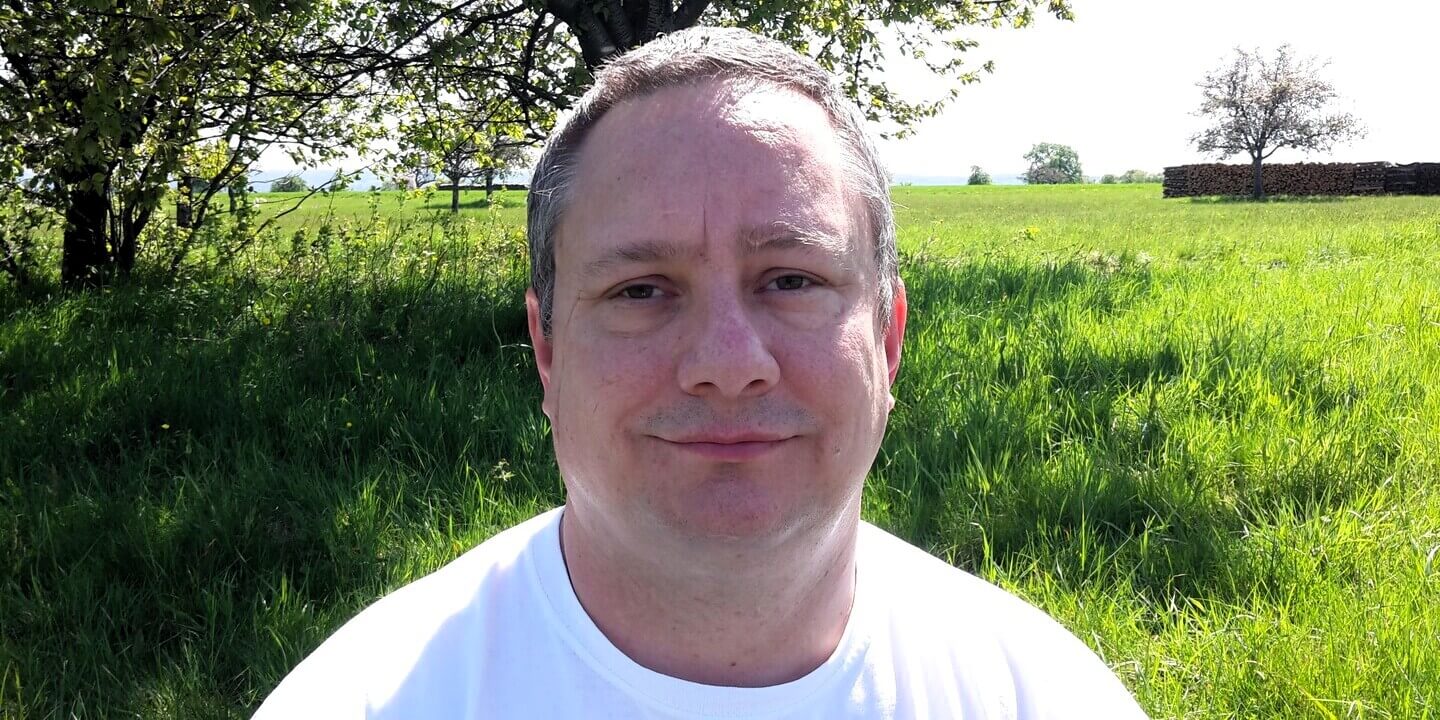 Andreas in stiller Präsenz – Ausdruck von Liebe als Bewusstseinszustand im Herzen, innerer Ruhe und tiefer Verbundenheit mit dem Einen